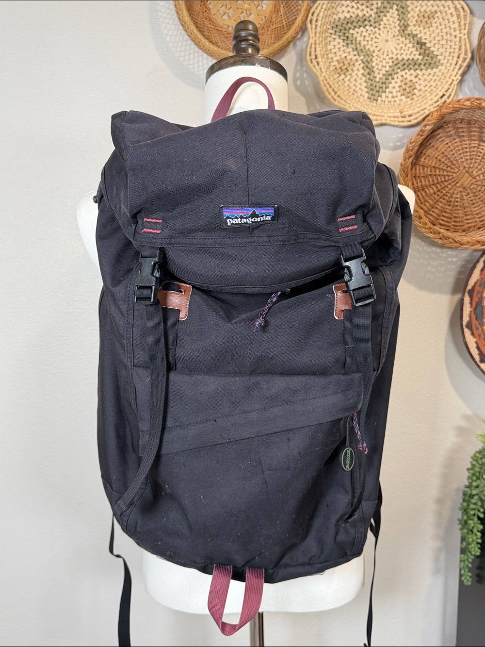 Patagonia Black Red Backpack Logo  Daypack Hiking Large Beat Up 47970FA17